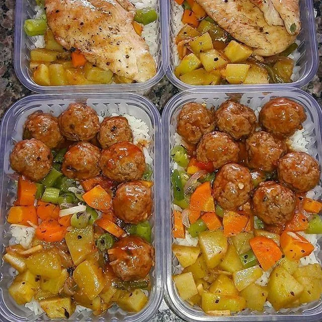 Refeições em potes com arroz, carnes e legumes