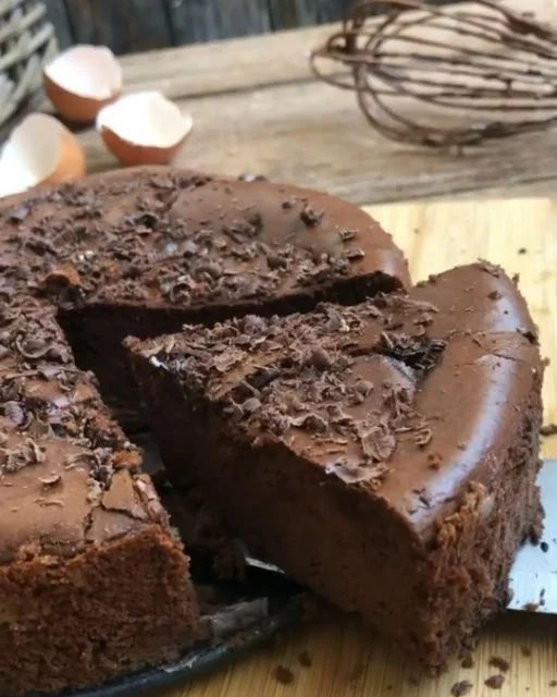 Bolo de chocolate fatiado